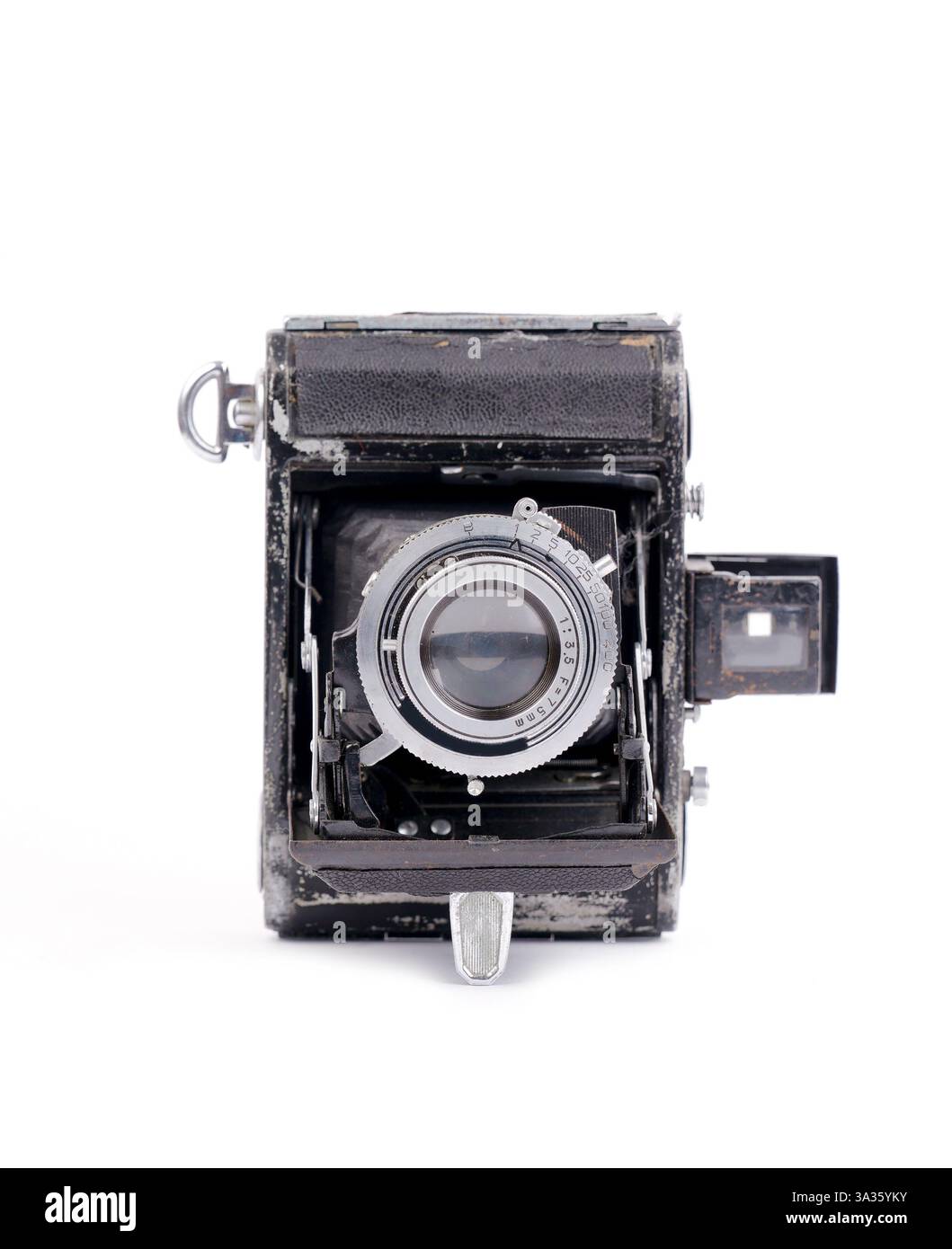 vecchia macchina fotografica pieghevole vintage su sfondo bianco Foto Stock