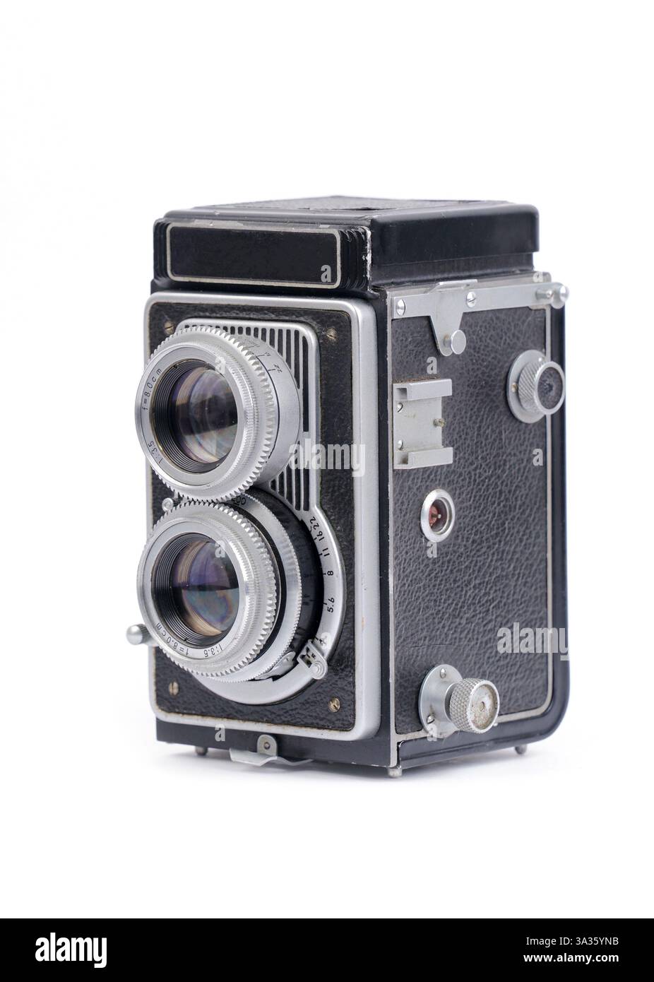 Vecchie fotocamere reflex a doppio obiettivo isolate su sfondo bianco Foto Stock