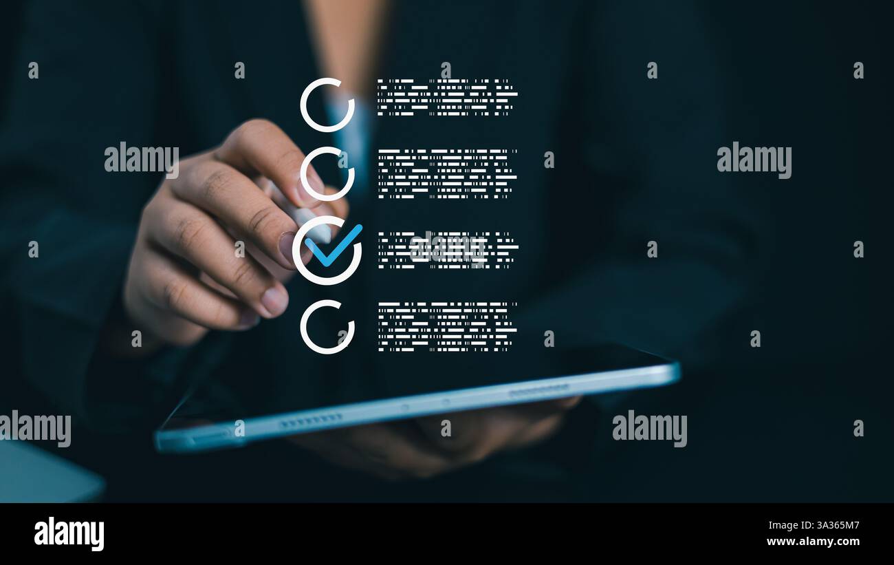 Verifica del concetto di business, elenco di controllo e compilazione del modulo di sondaggio online, conformità alle normative sui servizi finanziari dell'organizzazione interna, esame per Foto Stock