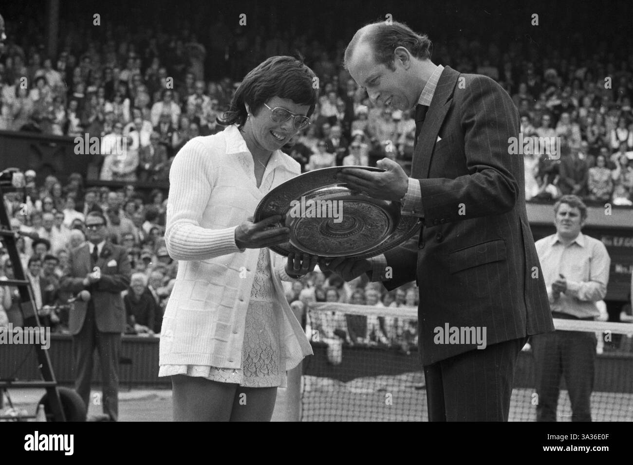 È il trofeo che Billie Jean conosce bene, e lei ne discute felicemente con il Principe Edoardo, Duca di Kent, mentre lui glielo presenta dopo che lei aveva vinto il titolo femminile di singolo per la quarta volta al Centre Court di Wimbledon. La signora King, californiana, aveva battuto in finale Evonne Goolagong, detentrice di australis, 6-3, 6-3. Foto Stock