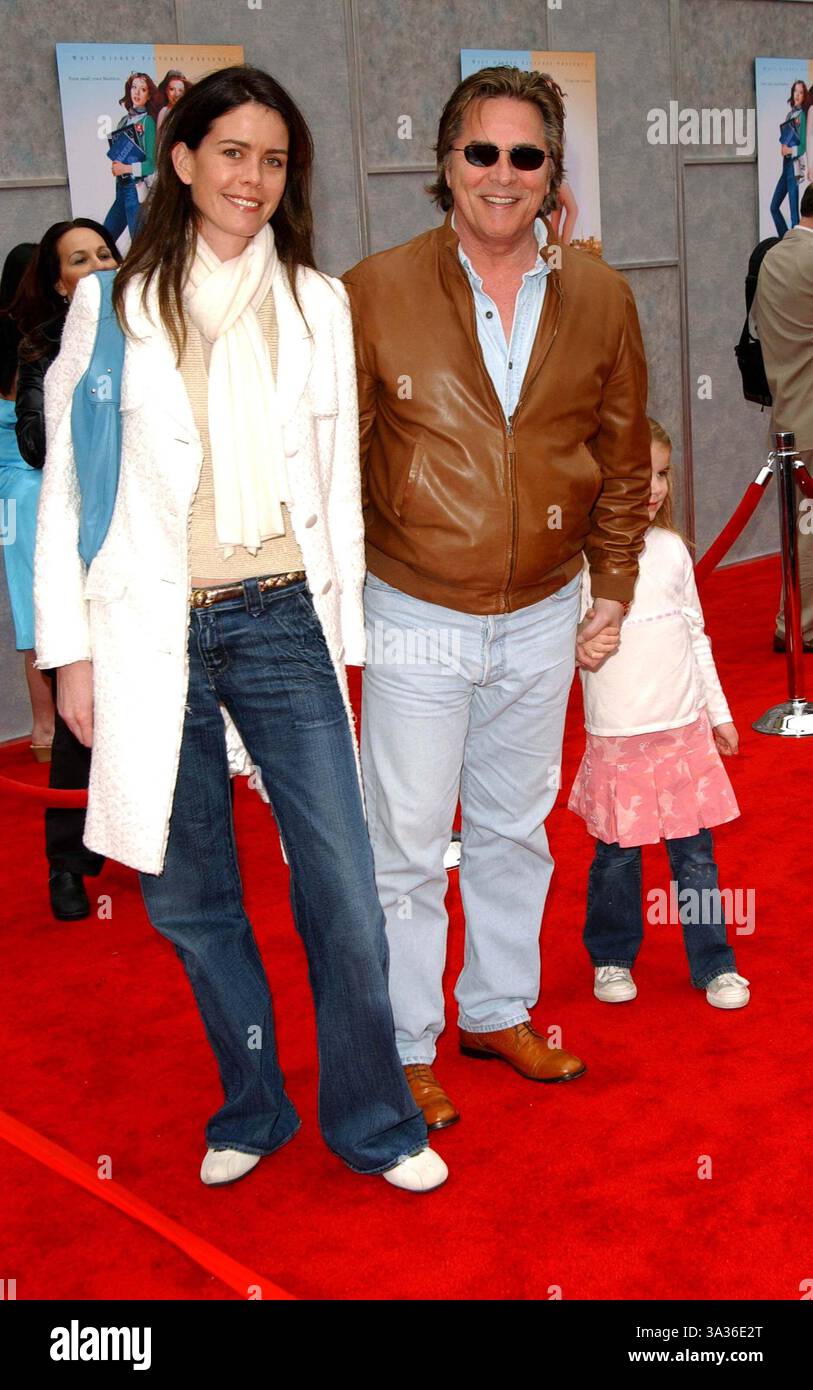 13 MARZO 2005 - HOLLYWOOD, CALIFORNIA - K41801FB.ICE PRINCESS PRIMA AL TEATRO EL CAPITAN. A HOLLYWOOD, CA..03-13-2005. FITZROY BARRETT/ 2005 . DON JOHNSON CON MOGLIE KELLEY E FIGLIA ATHERTON (immagine di credito: © Globe Photos/ZUMAPRESS.com) Foto Stock