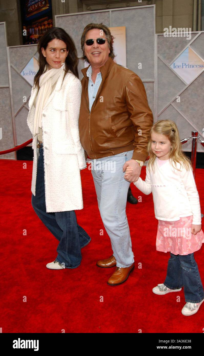 13 MARZO 2005 - HOLLYWOOD, CALIFORNIA - K41801FB.ICE PRINCESS PRIMA AL TEATRO EL CAPITAN. A HOLLYWOOD, CA..03-13-2005. FITZROY BARRETT/ 2005 . DON JOHNSON CON MOGLIE KELLEY E FIGLIA ATHERTON (immagine di credito: © Globe Photos/ZUMAPRESS.com) Foto Stock
