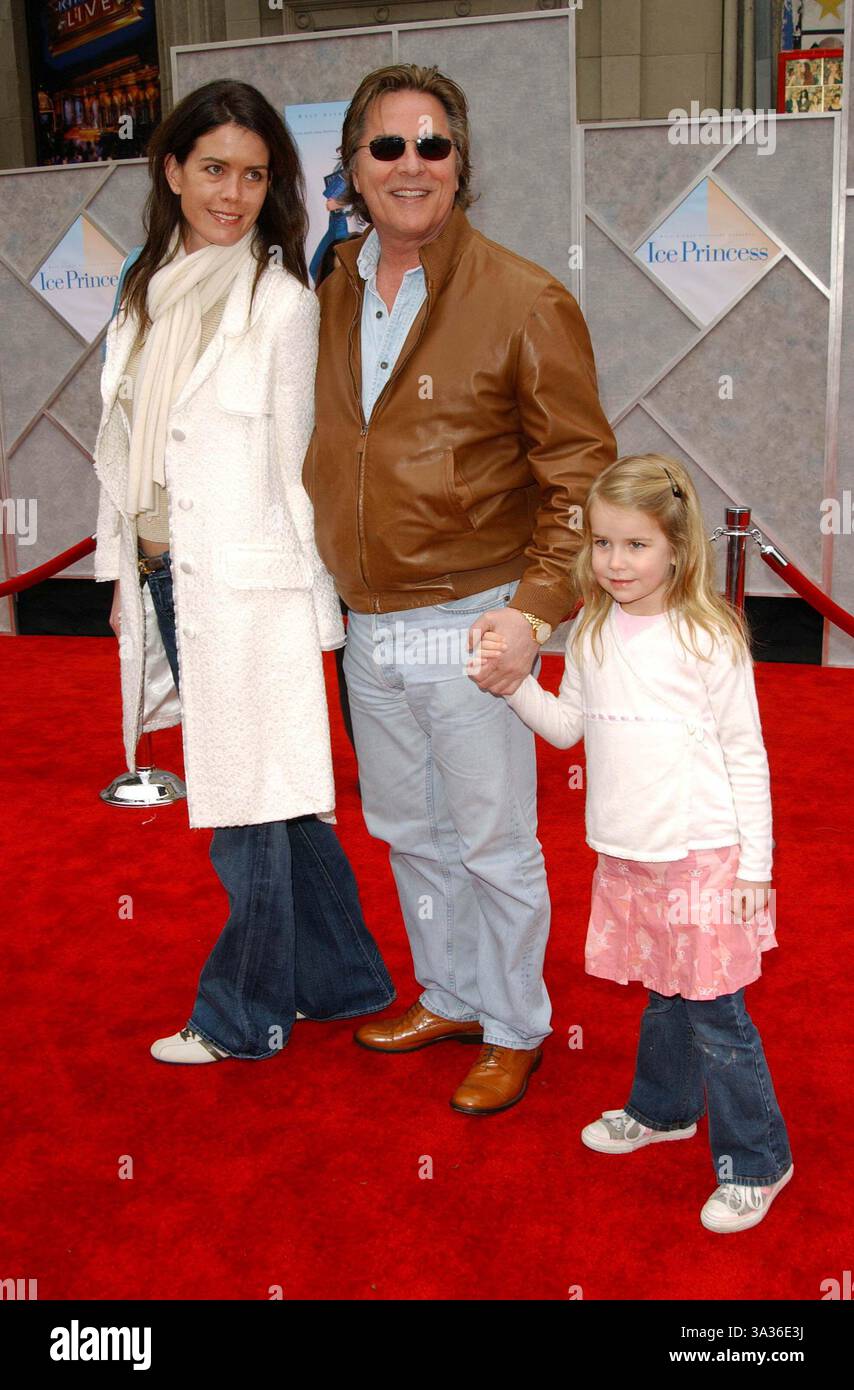 13 MARZO 2005 - HOLLYWOOD, CALIFORNIA - K41801FB.ICE PRINCESS PRIMA AL TEATRO EL CAPITAN. A HOLLYWOOD, CA..03-13-2005. FITZROY BARRETT/ 2005 . DON JOHNSON CON MOGLIE KELLEY E FIGLIA ATHERTON (immagine di credito: © Globe Photos/ZUMAPRESS.com) Foto Stock