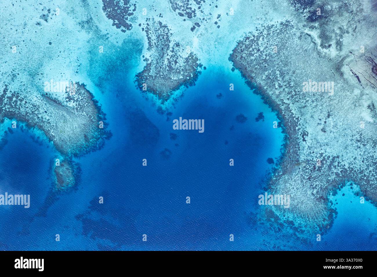 Vista aerea della barriera corallina tropicale nell'Oceano Pacifico tra isole remote Foto Stock