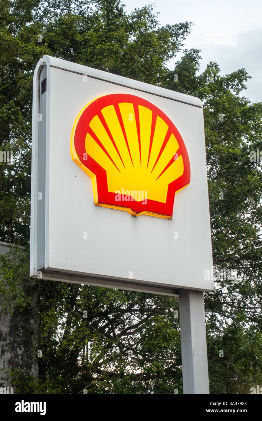 Un cartello della stazione di servizio Shell con l'iconico logo della conchiglia. Johor Bahru, Malesia, asia Foto Stock