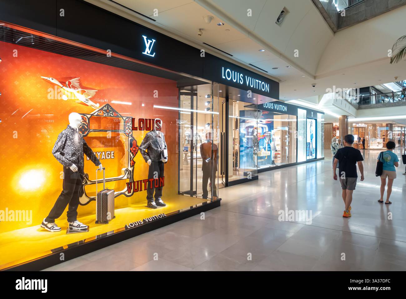 Louis Vuitton al Gardens Mall di Kuala Lumpur, Malesia. Il negozio presenta un'ampia vetrina con manichini Foto Stock