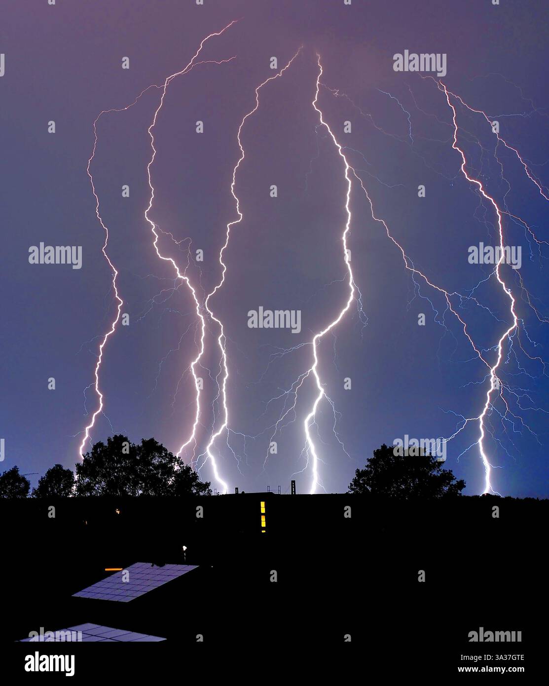 Blitze, Gewitter, fulmine, tempesta estiva proprio fuori dal mio lucernario con vista sulle case Foto Stock