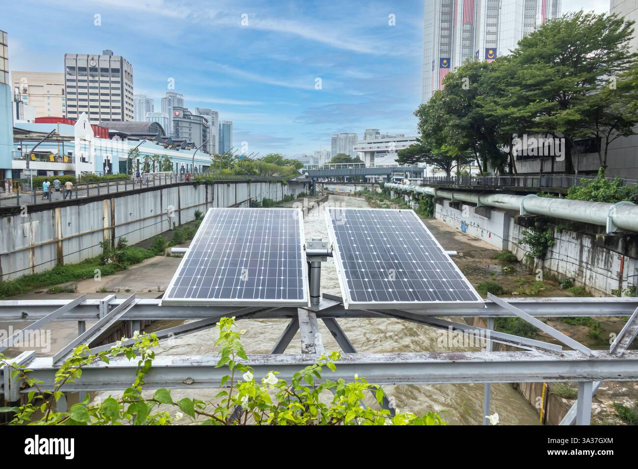 Pannelli solari installati su un corpo d'acqua, un canale o un fiume, con uno skyline della città sullo sfondo, Kuala Lumpur Malesia Foto Stock