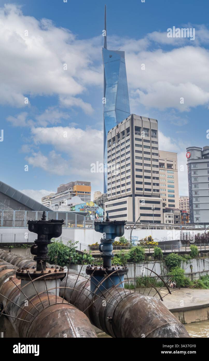 infrastrutture industriali o di gestione delle acque, impianti di trattamento delle acque. Le grandi strutture verticali con valvole, Kuala Lumpur Malesia Foto Stock