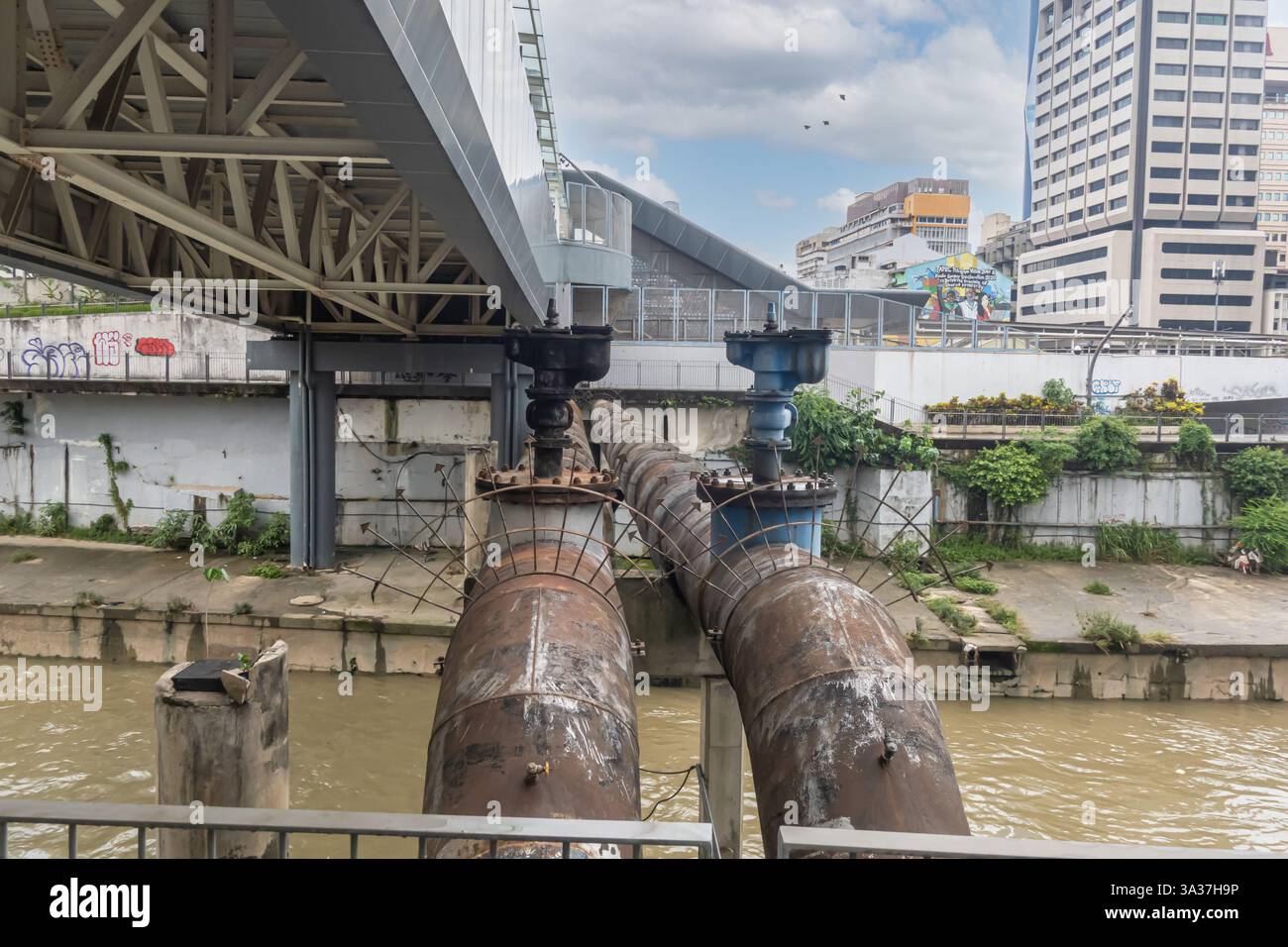 infrastrutture industriali o di gestione delle acque, impianti di trattamento delle acque. Le grandi strutture verticali con valvole, Kuala Lumpur Malesia Foto Stock