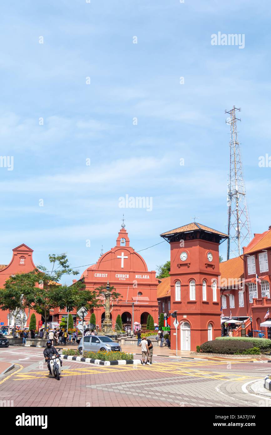 I turisti sono nella Dutch Square di Malacca, Malesia, con la Christ Church, gli Stadthuys e la fontana della Regina Vittoria Foto Stock