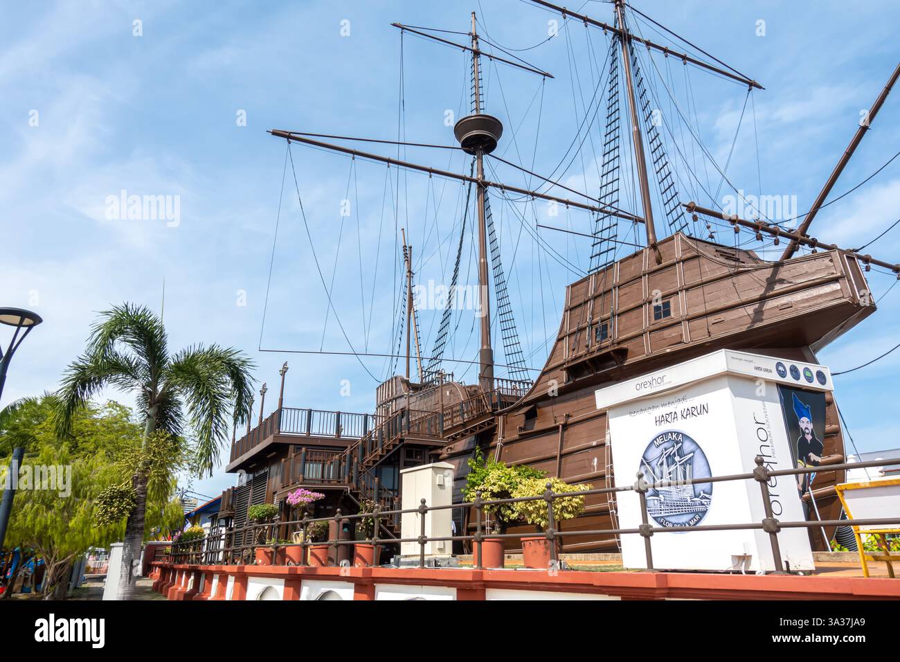 Muzium Samudera, noto anche come Museo marittimo di Malacca, situato a Malacca, Malesia. È una replica della Flor de la Mar, una nave portoghese Foto Stock