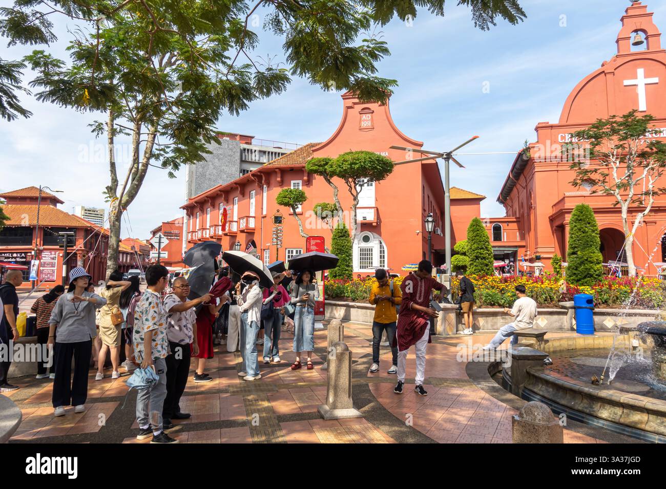 I turisti sono nella Dutch Square di Malacca, Malesia, con la Christ Church, gli Stadthuys e la fontana della Regina Vittoria Foto Stock