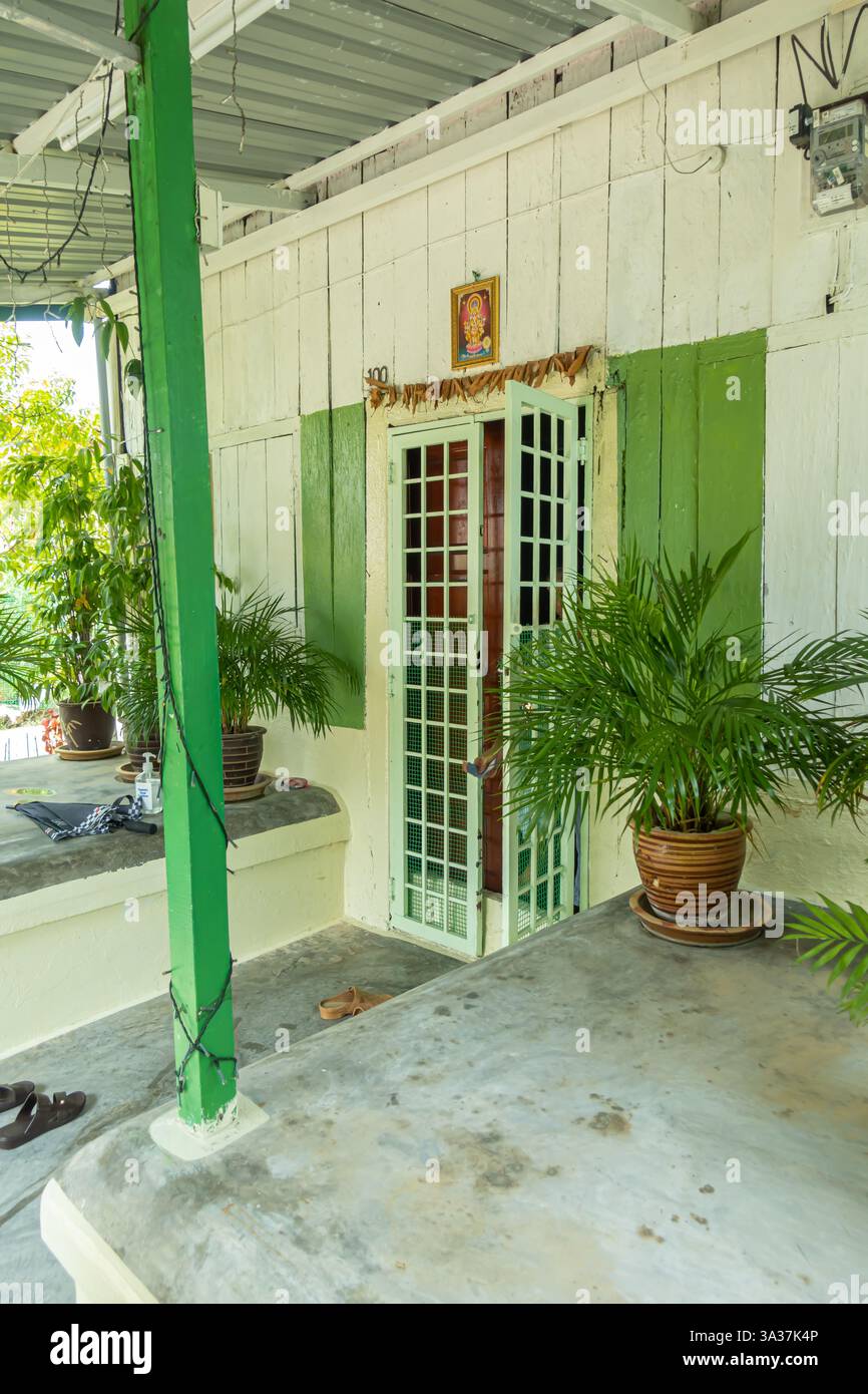 La struttura dell'edificio con un lato verticale. Una trave di supporto verde, porta, ingresso tradizionale malese, Malesia Malacca Foto Stock