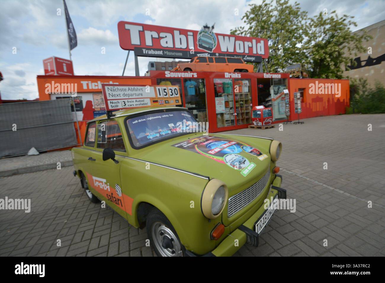 11 maggio 2014 - Berlino, DEU - fuori Trabi World, dove i visitatori possono iniziare il loro Trabi Safari. I viaggiatori possono guidare attraverso la città -- e seguire le tracce del muro di Berlino -- al volante di una delle famose (o famigerate) E. Trabant di produzione tedesca. (Immagine di credito: © Jill Schensul/MCT/ZUMA Wire) Foto Stock