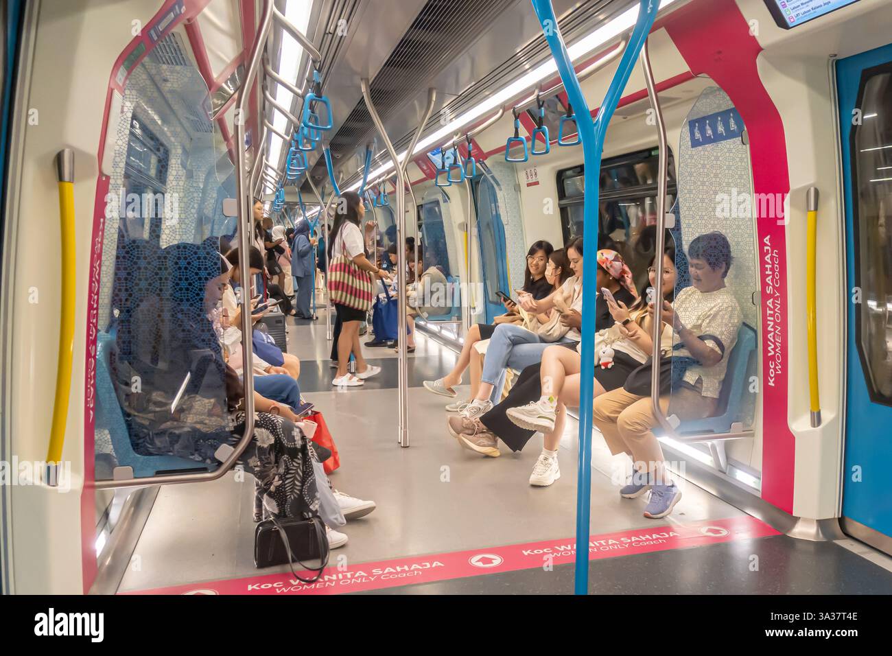 Interno di un vagone ferroviario per donne solo sulla linea MRT Kajang in Malesia. Il vagone è dotato di file di posti a sedere lungo i lati Foto Stock