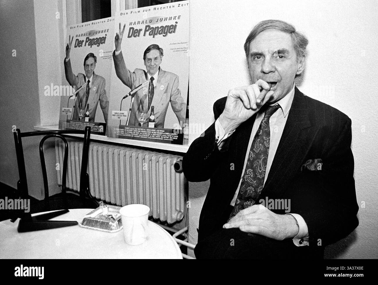 Harald Juhnke bei der Premiere des Films der Papagei AM 18.3.93 a Berlino. Juhnke Spielt die Hauptrolle *** Harald Juhnke alla prima del film der Papagei il 18 3 93 a Berlino Juhnke interpreta il ruolo principale Foto Stock