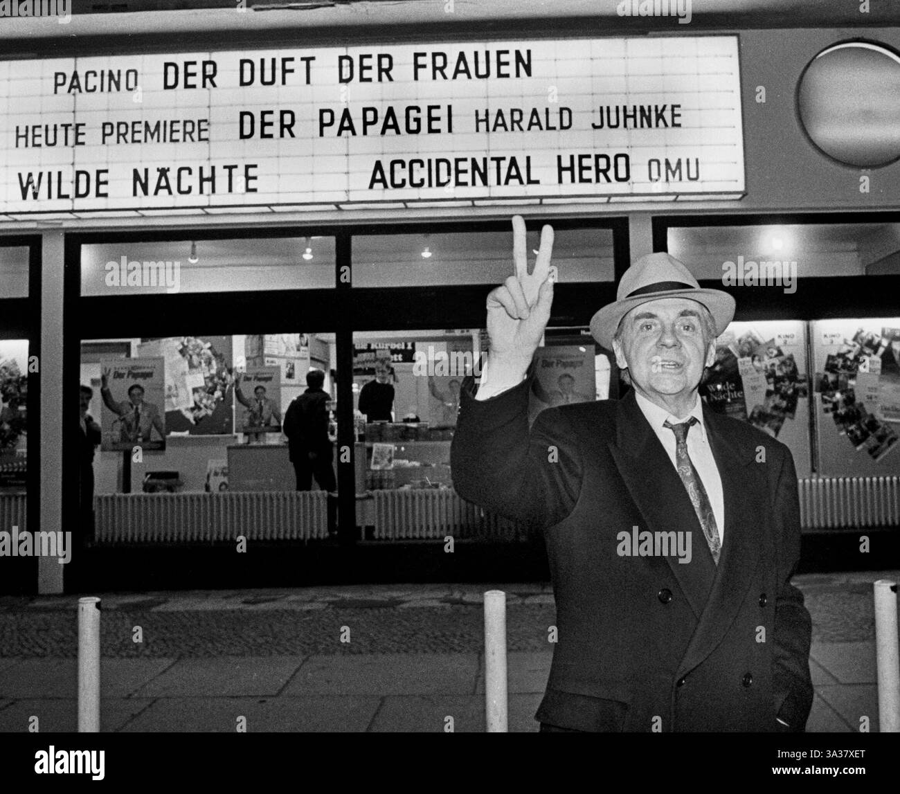 Harald Juhnke bei der Premiere des Films der Papagei AM 18.3.93 a Berlino *** Harald Juhnke alla prima del film der Papagei il 18 3 93 a Berlino Foto Stock