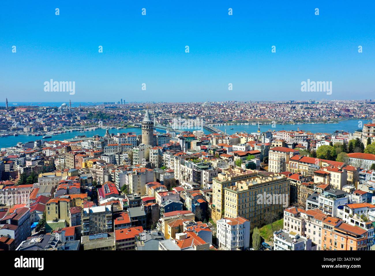 Vista aerea di Istanbul e dello stretto del Bosforo in Turchia in una giornata di sole. L'immagine cattura tetti colorati, grandi moschee e lo stretto del Bosforo Foto Stock