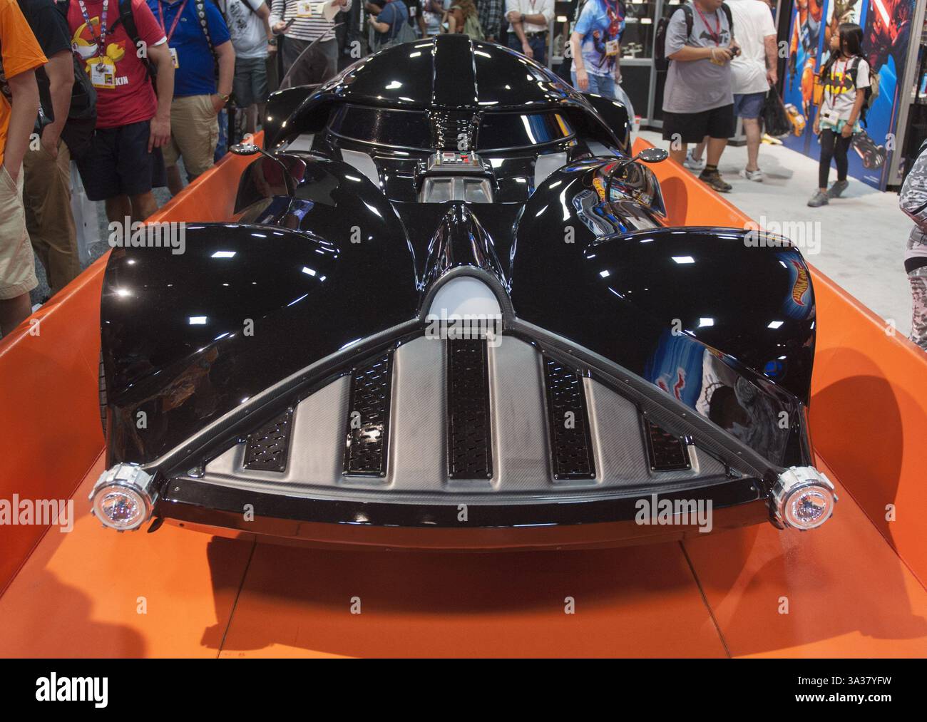 24 luglio 2014 - San Diego, California, U. S - Un'auto a tema Darth Vader progettata da Hot Wheels è in mostra al Comic-con International. Una versione in scala 1:72 dell'auto era in vendita come esclusiva per le convenzioni. (Immagine di credito: © Miguel Vasconcellos/ZUMA Wire) Foto Stock