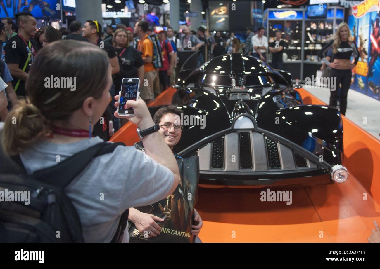 24 luglio 2014 - San Diego, California, U. S - i partecipanti posano di fronte a un'auto a tema Darth Vader progettata da Hot Wheels funzionante è in mostra al Comic-con International. Una versione in scala 1:72 dell'auto era in vendita come esclusiva per le convenzioni. (Immagine di credito: © Miguel Vasconcellos/ZUMA Wire) Foto Stock