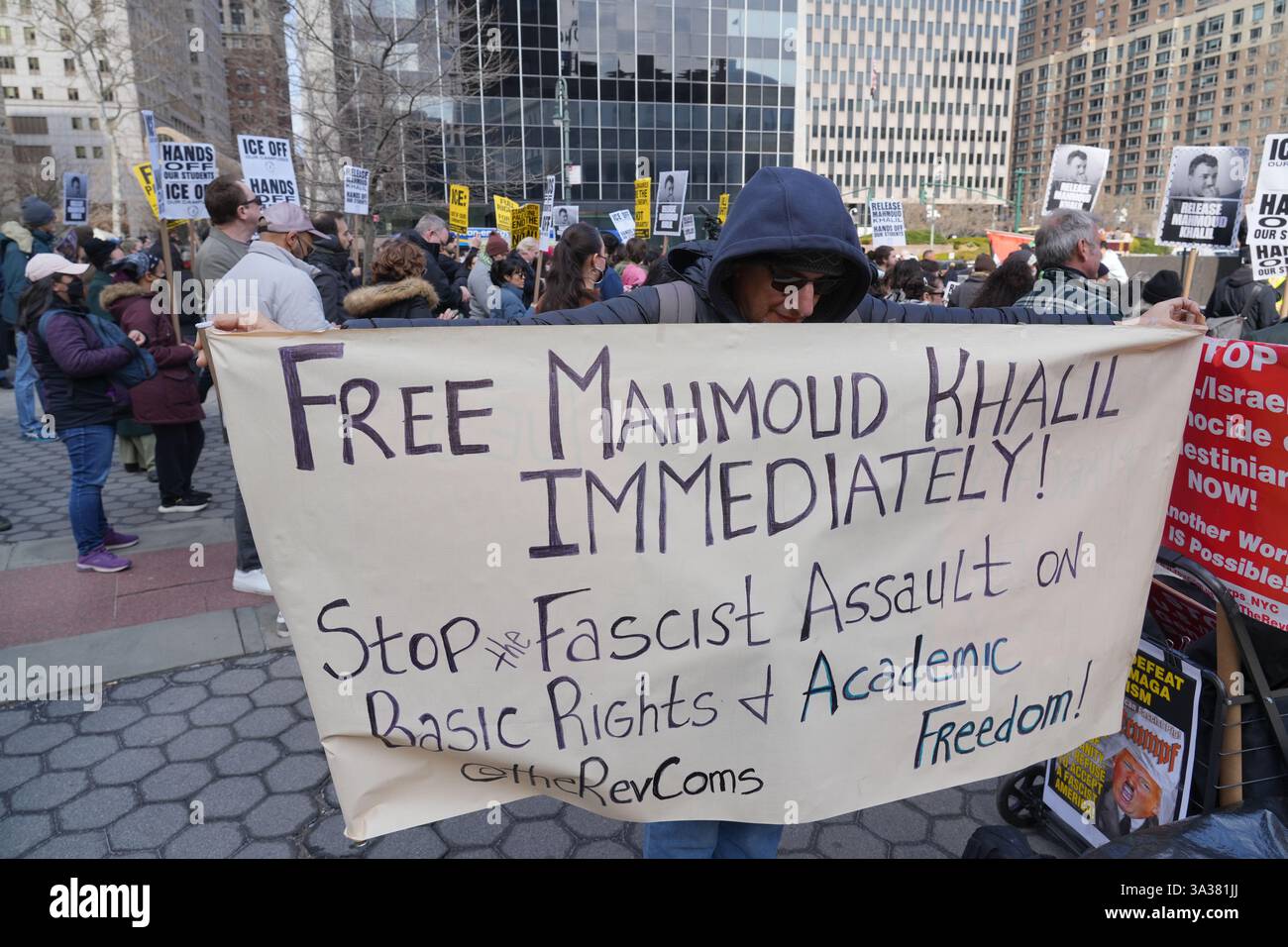 Primo emendamento, la manifestazione di libertà di parola per parlare e protestare contro l'arresto di Mahmoud Kahilil e chiedere il suo rilascio dalla prigione e la possibile deportazione. Kahilil, studentessa e attivista della Columbia University. Il Rally è stato trattenuto di fronte al Palazzo del Tribunale Federale, dove gli avvocati di Kahilil stavano cercando di ottenere il suo rilascio. Foto Stock