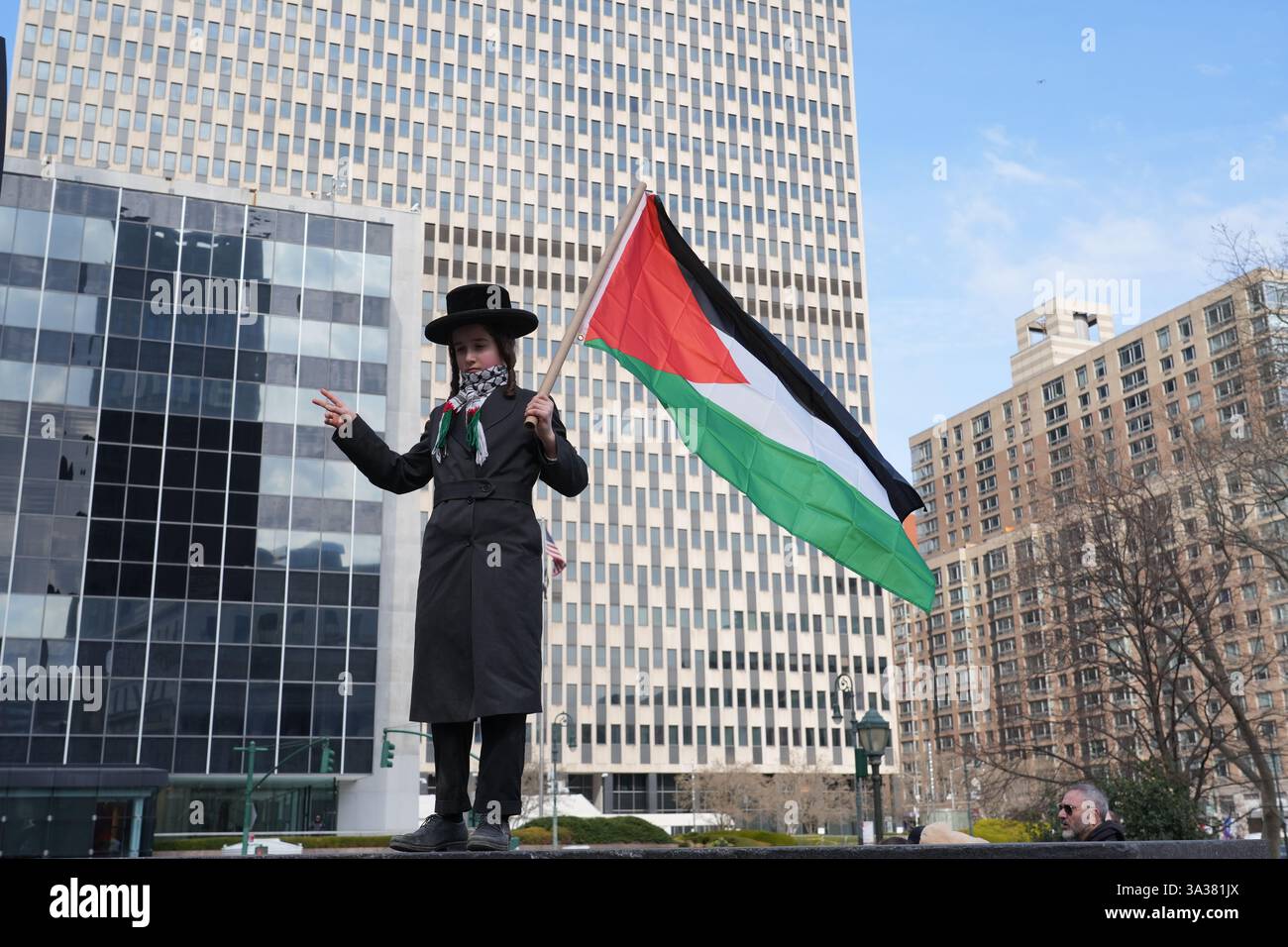 Primo emendamento, la manifestazione di libertà di parola per parlare e protestare contro l'arresto di Mahmoud Kahilil e chiedere il suo rilascio dalla prigione e la possibile deportazione. Kahilil, studentessa e attivista della Columbia University. Il Rally è stato trattenuto di fronte al Palazzo del Tribunale Federale, dove gli avvocati di Kahilil stavano cercando di ottenere il suo rilascio. Orhtodox anti rabbini ebrei sionisti al raduno. Foto Stock