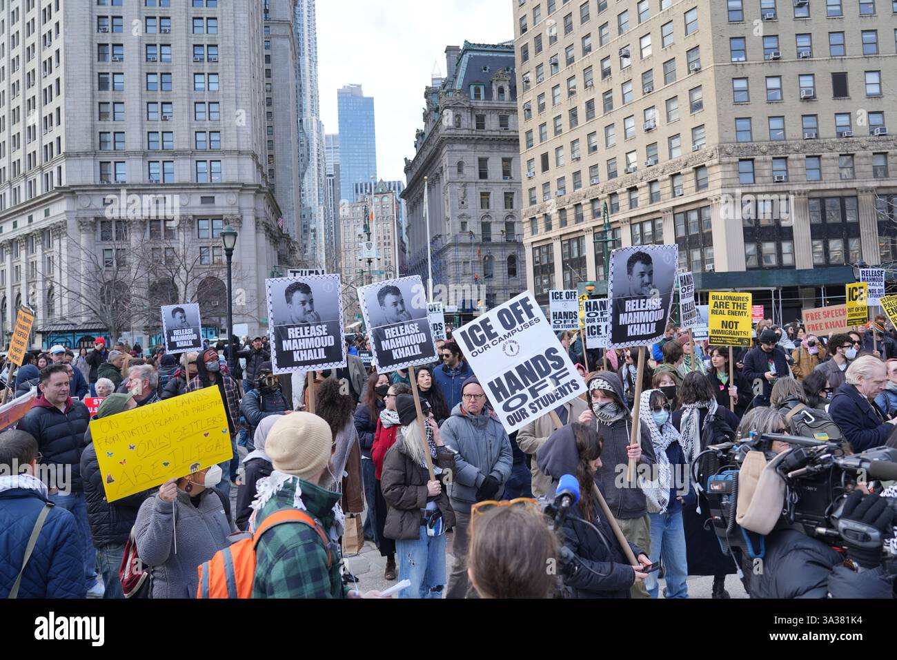 Primo emendamento, la manifestazione di libertà di parola per parlare e protestare contro l'arresto di Mahmoud Kahilil e chiedere il suo rilascio dalla prigione e la possibile deportazione. Kahilil, studentessa e attivista della Columbia University. Il Rally è stato trattenuto di fronte al Palazzo del Tribunale Federale, dove gli avvocati di Kahilil stavano cercando di ottenere il suo rilascio. Foto Stock