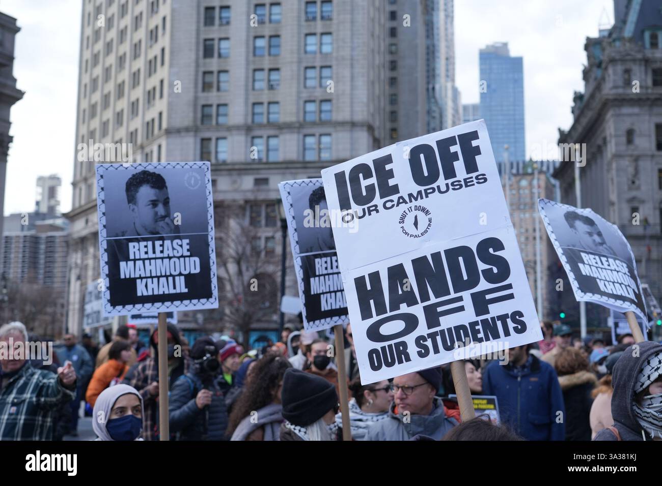 Primo emendamento, la manifestazione di libertà di parola per parlare e protestare contro l'arresto di Mahmoud Kahilil e chiedere il suo rilascio dalla prigione e la possibile deportazione. Kahilil, studentessa e attivista della Columbia University. Il Rally è stato trattenuto di fronte al Palazzo del Tribunale Federale, dove gli avvocati di Kahilil stavano cercando di ottenere il suo rilascio. Foto Stock