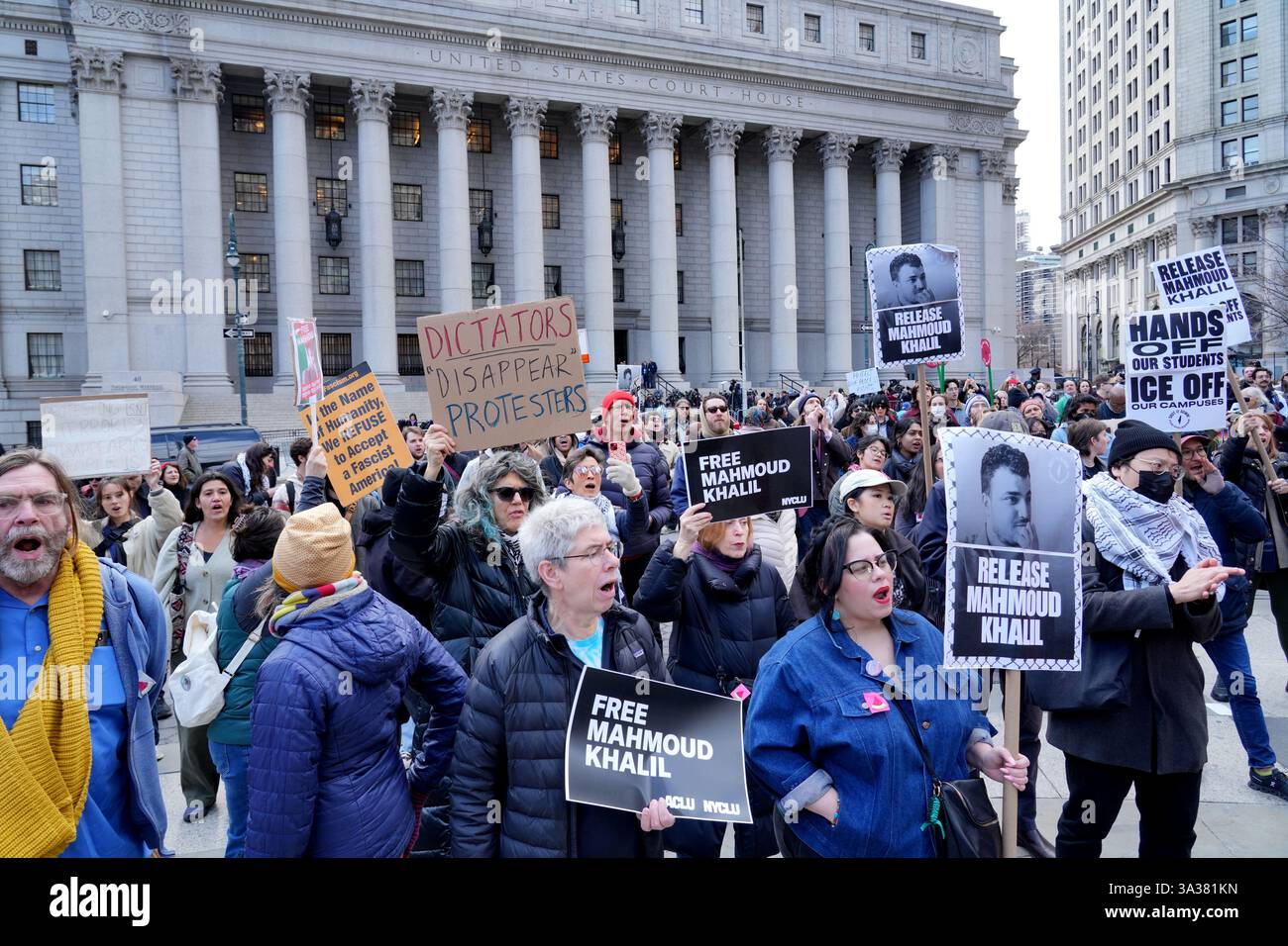 Primo emendamento, la manifestazione di libertà di parola per parlare e protestare contro l'arresto di Mahmoud Kahilil e chiedere il suo rilascio dalla prigione e la possibile deportazione. Kahilil, studentessa e attivista della Columbia University. Il Rally è stato trattenuto di fronte al Palazzo del Tribunale Federale, dove gli avvocati di Kahilil stavano cercando di ottenere il suo rilascio. Foto Stock