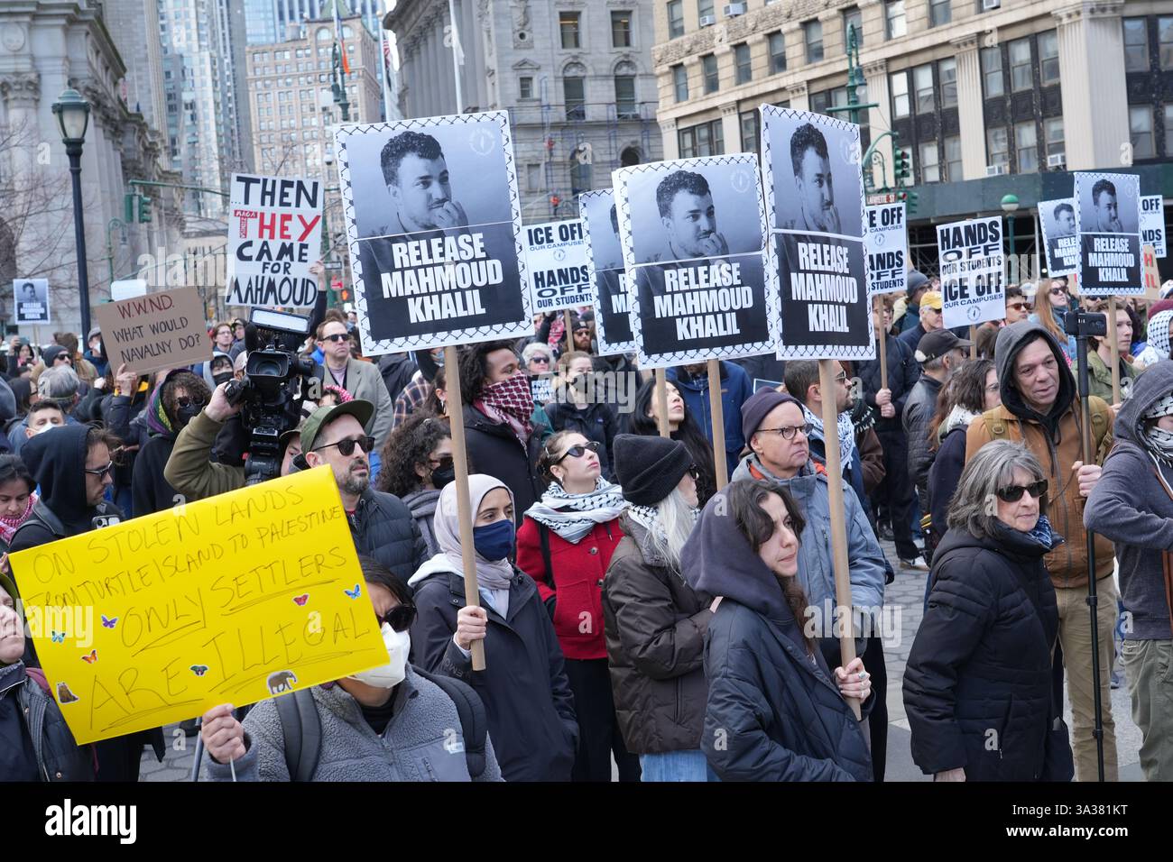 Primo emendamento, la manifestazione di libertà di parola per parlare e protestare contro l'arresto di Mahmoud Kahilil e chiedere il suo rilascio dalla prigione e la possibile deportazione. Kahilil, studentessa e attivista della Columbia University. Il Rally è stato trattenuto di fronte al Palazzo del Tribunale Federale, dove gli avvocati di Kahilil stavano cercando di ottenere il suo rilascio. Foto Stock