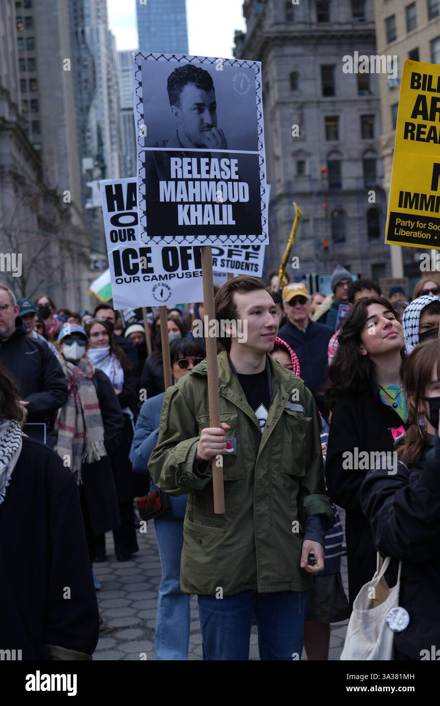 Primo emendamento, la manifestazione di libertà di parola per parlare e protestare contro l'arresto di Mahmoud Kahilil e chiedere il suo rilascio dalla prigione e la possibile deportazione. Kahilil, studentessa e attivista della Columbia University. Il Rally è stato trattenuto di fronte al Palazzo del Tribunale Federale, dove gli avvocati di Kahilil stavano cercando di ottenere il suo rilascio. Foto Stock
