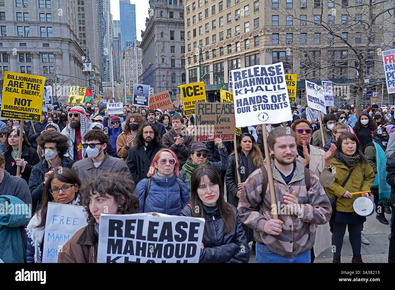 Primo emendamento, la manifestazione di libertà di parola per parlare e protestare contro l'arresto di Mahmoud Kahilil e chiedere il suo rilascio dalla prigione e la possibile deportazione. Kahilil, studentessa e attivista della Columbia University. Il Rally è stato trattenuto di fronte al Palazzo del Tribunale Federale, dove gli avvocati di Kahilil stavano cercando di ottenere il suo rilascio. Foto Stock