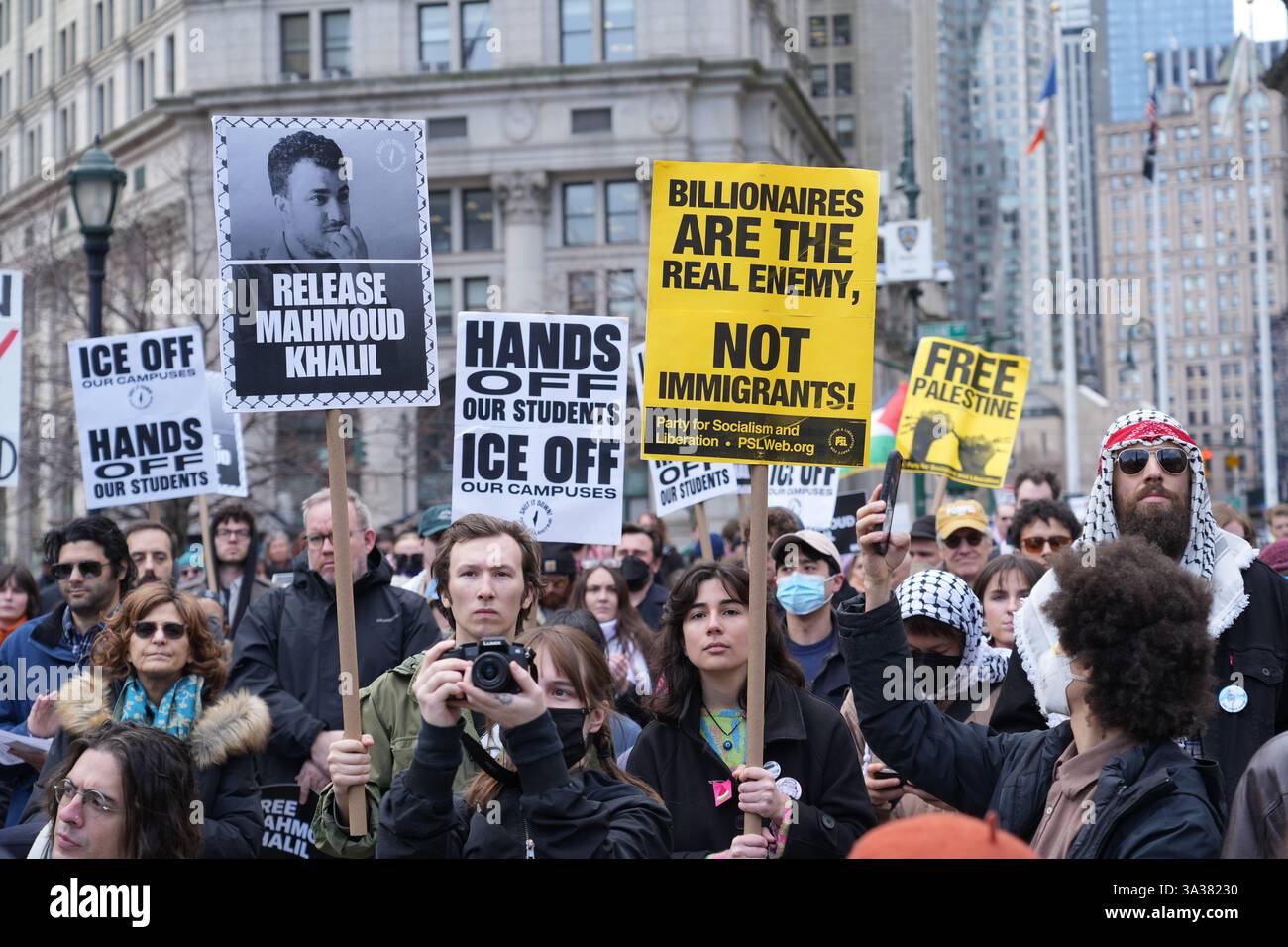 Primo emendamento, la manifestazione di libertà di parola per parlare e protestare contro l'arresto di Mahmoud Kahilil e chiedere il suo rilascio dalla prigione e la possibile deportazione. Kahilil, studentessa e attivista della Columbia University. Il Rally è stato trattenuto di fronte al Palazzo del Tribunale Federale, dove gli avvocati di Kahilil stavano cercando di ottenere il suo rilascio. Foto Stock