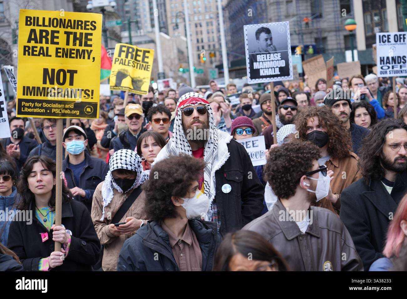 Primo emendamento, la manifestazione di libertà di parola per parlare e protestare contro l'arresto di Mahmoud Kahilil e chiedere il suo rilascio dalla prigione e la possibile deportazione. Kahilil, studentessa e attivista della Columbia University. Il Rally è stato trattenuto di fronte al Palazzo del Tribunale Federale, dove gli avvocati di Kahilil stavano cercando di ottenere il suo rilascio. Foto Stock