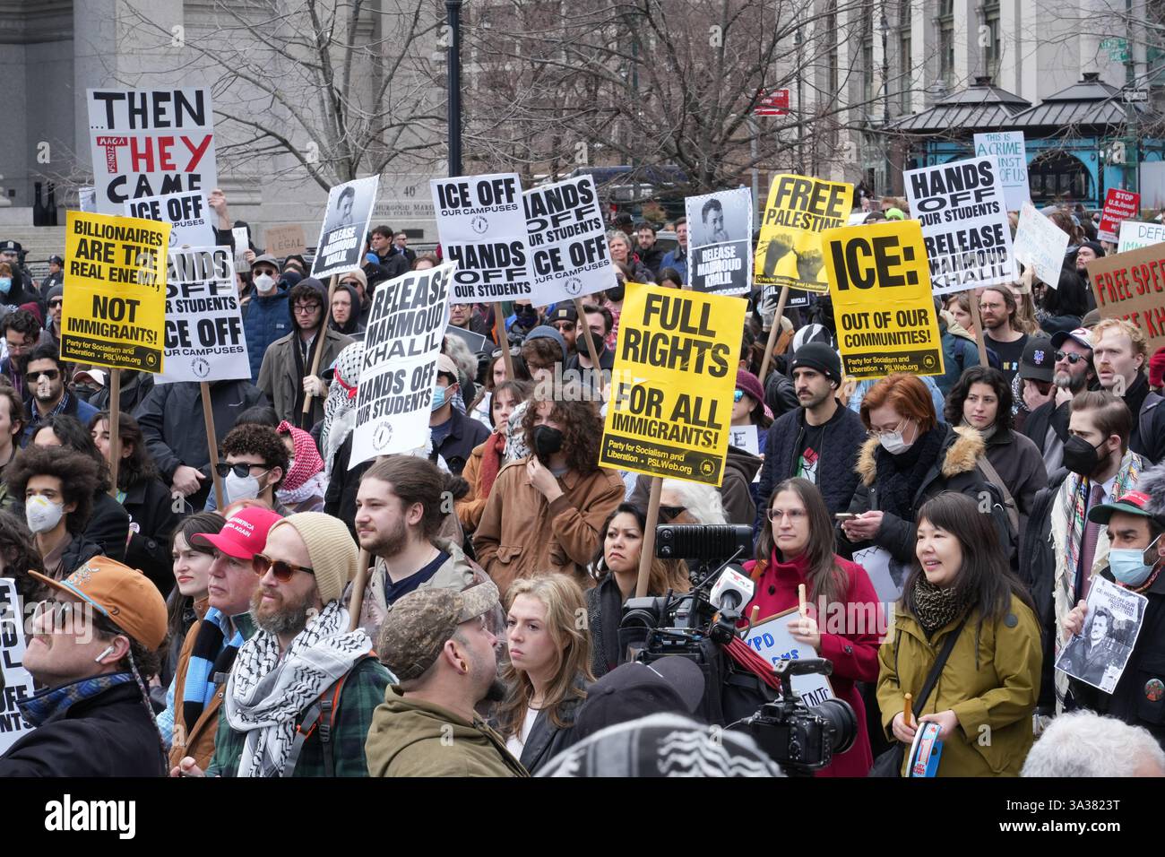 Primo emendamento, la manifestazione di libertà di parola per parlare e protestare contro l'arresto di Mahmoud Kahilil e chiedere il suo rilascio dalla prigione e la possibile deportazione. Kahilil, studentessa e attivista della Columbia University. Il Rally è stato trattenuto di fronte al Palazzo del Tribunale Federale, dove gli avvocati di Kahilil stavano cercando di ottenere il suo rilascio. Foto Stock