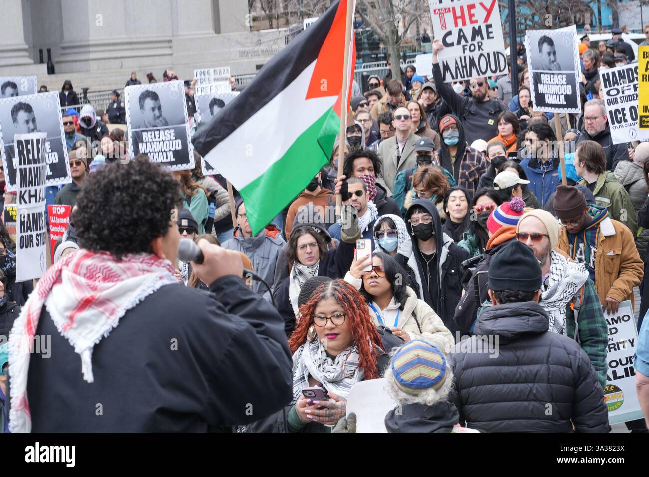 Primo emendamento, la manifestazione di libertà di parola per parlare e protestare contro l'arresto di Mahmoud Kahilil e chiedere il suo rilascio dalla prigione e la possibile deportazione. Kahilil, studentessa e attivista della Columbia University. Il Rally è stato trattenuto di fronte al Palazzo del Tribunale Federale, dove gli avvocati di Kahilil stavano cercando di ottenere il suo rilascio. Foto Stock