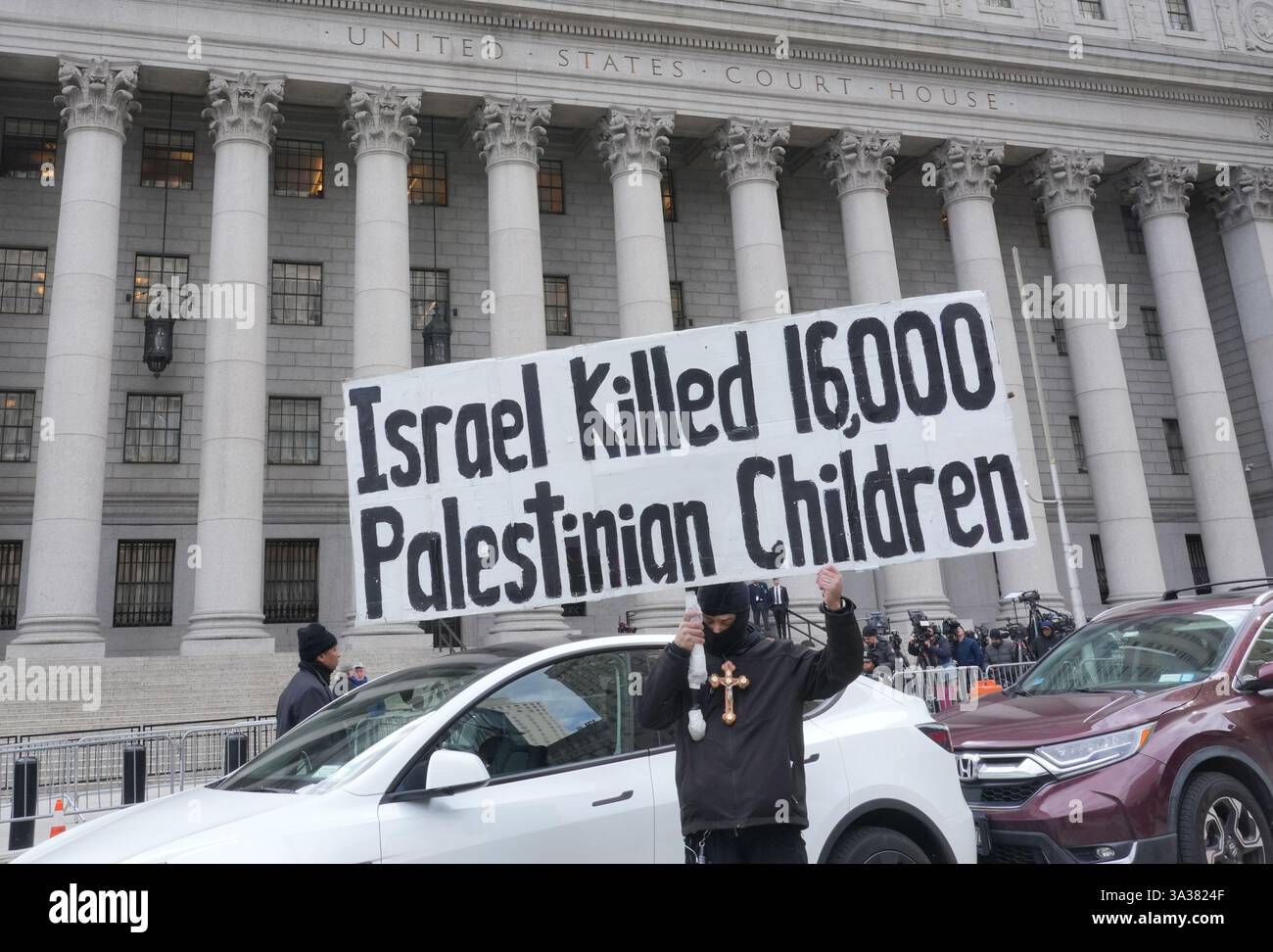 Primo emendamento, la manifestazione di libertà di parola per parlare e protestare contro l'arresto di Mahmoud Kahilil e chiedere il suo rilascio dalla prigione e la possibile deportazione. Kahilil, studentessa e attivista della Columbia University. Il Rally è stato trattenuto di fronte al Palazzo del Tribunale Federale, dove gli avvocati di Kahilil stavano cercando di ottenere il suo rilascio. Foto Stock