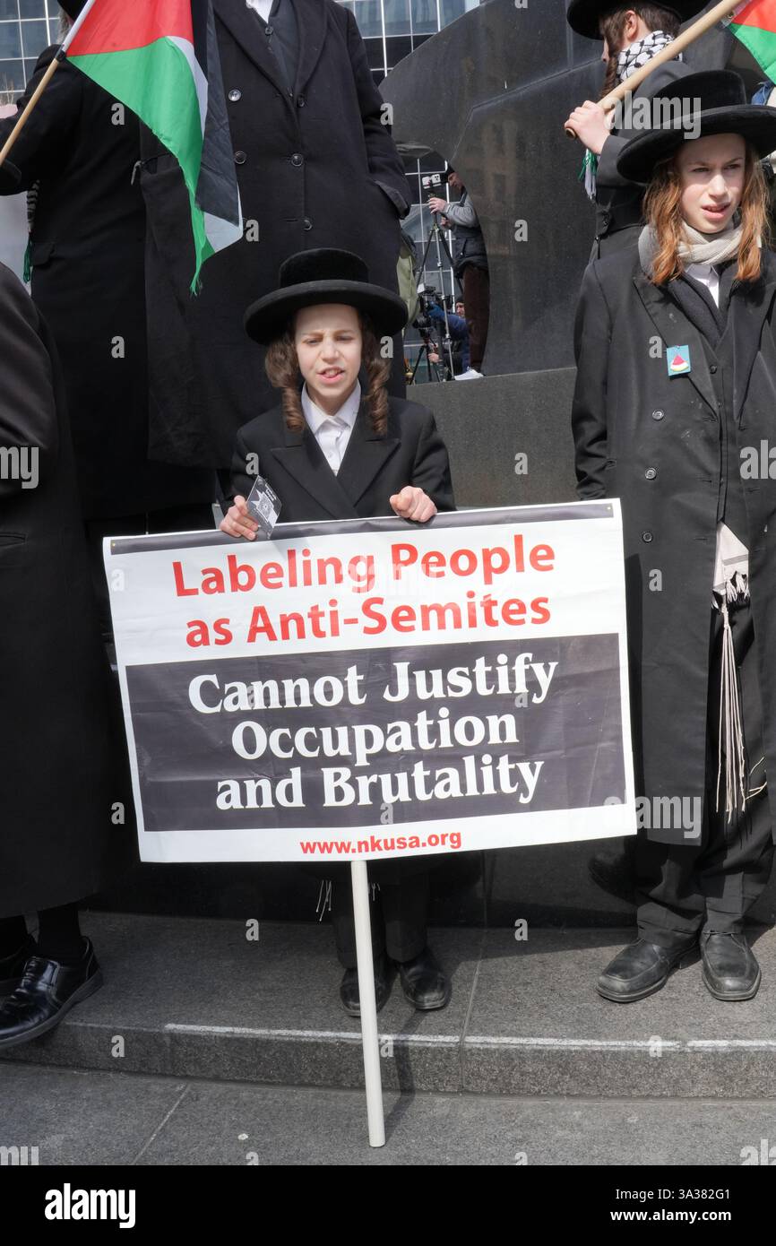 Primo emendamento, la manifestazione di libertà di parola per parlare e protestare contro l'arresto di Mahmoud Kahilil e chiedere il suo rilascio dalla prigione e la possibile deportazione. Kahilil, studentessa e attivista della Columbia University. Il Rally è stato trattenuto di fronte al Palazzo del Tribunale Federale, dove gli avvocati di Kahilil stavano cercando di ottenere il suo rilascio. Orhodox, rabbini ebrei anti sionisti al raduno. Foto Stock