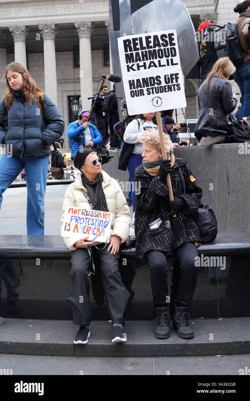 Primo emendamento, la manifestazione di libertà di parola per parlare e protestare contro l'arresto di Mahmoud Kahilil e chiedere il suo rilascio dalla prigione e la possibile deportazione. Kahilil, studentessa e attivista della Columbia University. Il Rally è stato trattenuto di fronte al Palazzo del Tribunale Federale, dove gli avvocati di Kahilil stavano cercando di ottenere il suo rilascio. Foto Stock