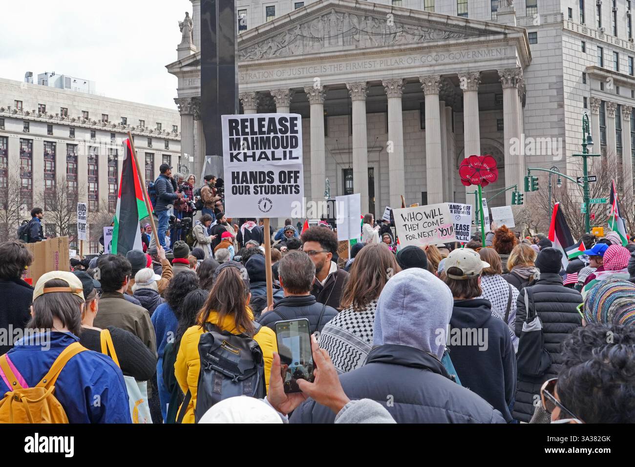 Primo emendamento, la manifestazione di libertà di parola per parlare e protestare contro l'arresto di Mahmoud Kahilil e chiedere il suo rilascio dalla prigione e la possibile deportazione. Kahilil, studentessa e attivista della Columbia University. Il Rally è stato trattenuto di fronte al Palazzo del Tribunale Federale, dove gli avvocati di Kahilil stavano cercando di ottenere il suo rilascio. Foto Stock