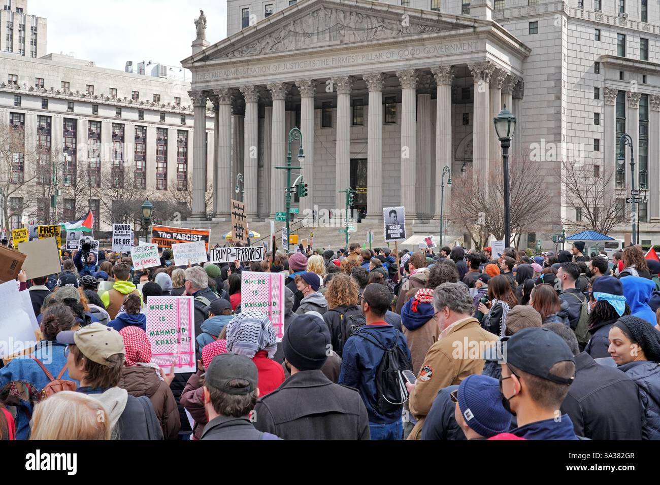 Primo emendamento, la manifestazione di libertà di parola per parlare e protestare contro l'arresto di Mahmoud Kahilil e chiedere il suo rilascio dalla prigione e la possibile deportazione. Kahilil, studentessa e attivista della Columbia University. Il Rally è stato trattenuto di fronte al Palazzo del Tribunale Federale, dove gli avvocati di Kahilil stavano cercando di ottenere il suo rilascio. Foto Stock