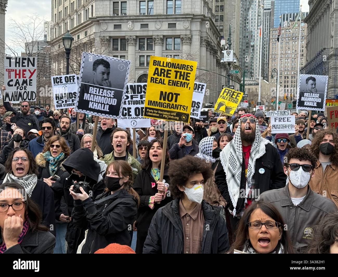 Primo emendamento, la manifestazione di libertà di parola per parlare e protestare contro l'arresto di Mahmoud Kahilil e chiedere il suo rilascio dalla prigione e la possibile deportazione. Kahilil, studentessa e attivista della Columbia University. Il Rally è stato trattenuto di fronte al Palazzo del Tribunale Federale, dove gli avvocati di Kahilil stavano cercando di ottenere il suo rilascio. Foto Stock