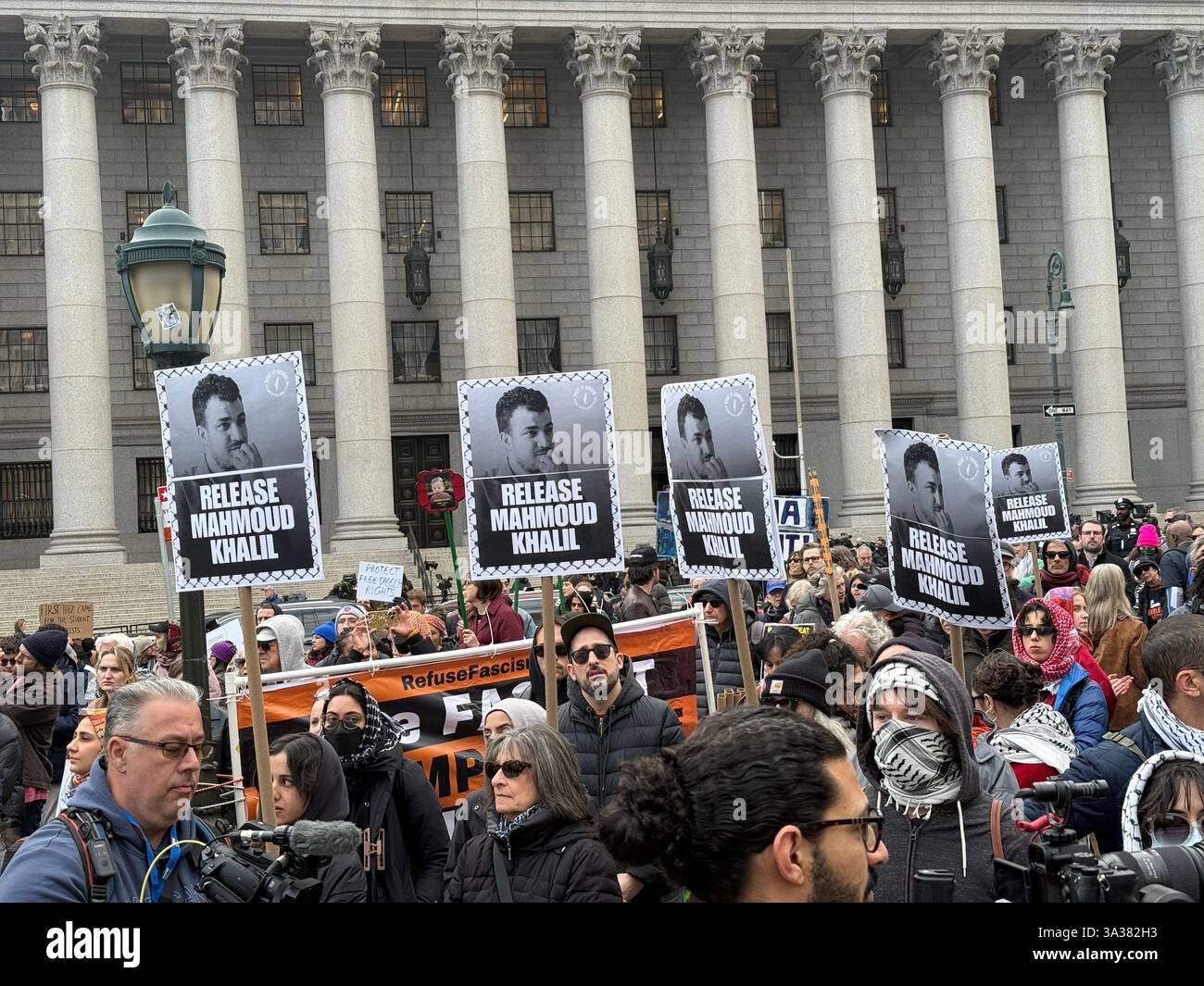 Primo emendamento, la manifestazione di libertà di parola per parlare e protestare contro l'arresto di Mahmoud Kahilil e chiedere il suo rilascio dalla prigione e la possibile deportazione. Kahilil, studentessa e attivista della Columbia University. Il Rally è stato trattenuto di fronte al Palazzo del Tribunale Federale, dove gli avvocati di Kahilil stavano cercando di ottenere il suo rilascio. Foto Stock