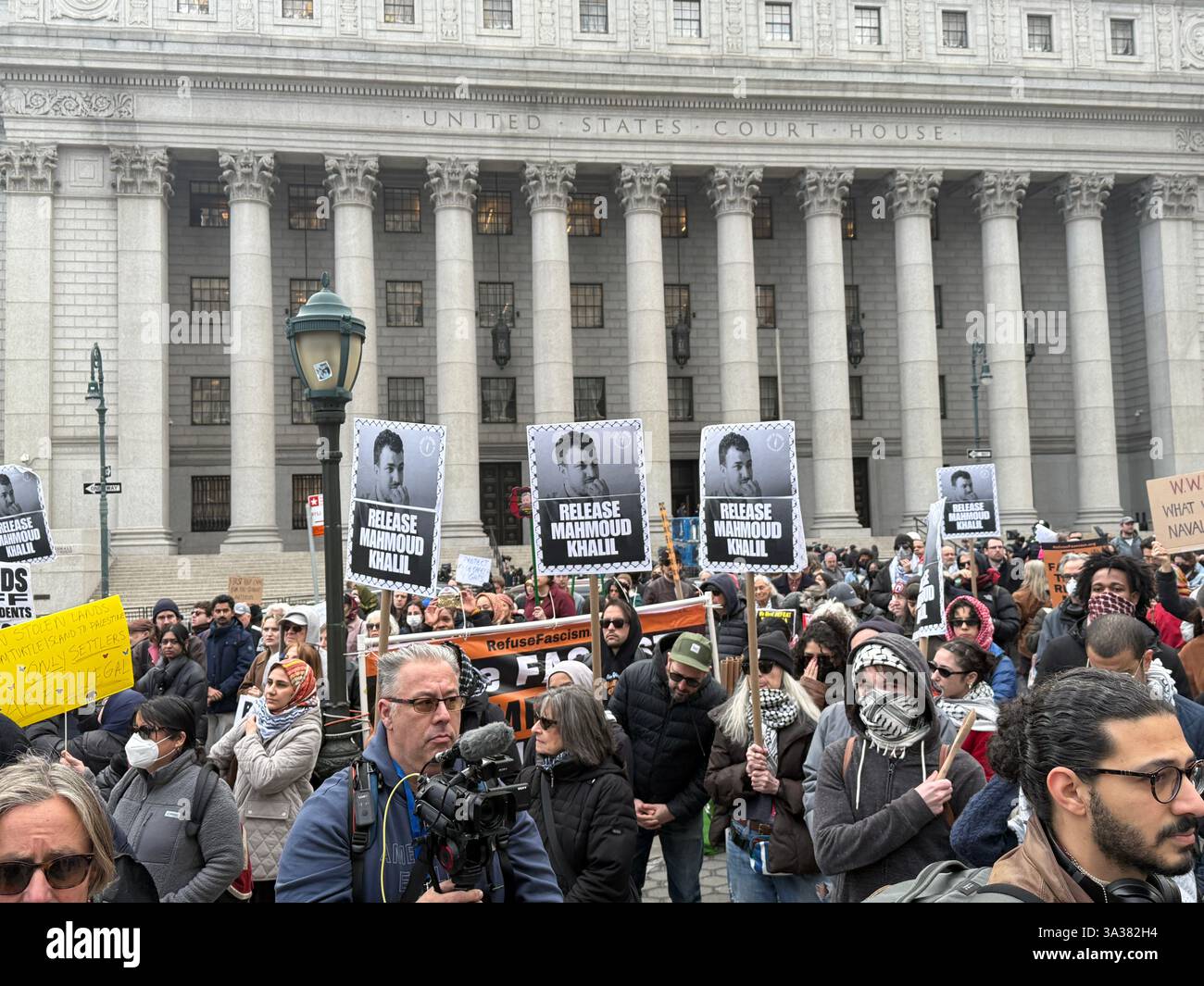 Primo emendamento, la manifestazione di libertà di parola per parlare e protestare contro l'arresto di Mahmoud Kahilil e chiedere il suo rilascio dalla prigione e la possibile deportazione. Kahilil, studentessa e attivista della Columbia University. Il Rally è stato trattenuto di fronte al Palazzo del Tribunale Federale, dove gli avvocati di Kahilil stavano cercando di ottenere il suo rilascio. Foto Stock