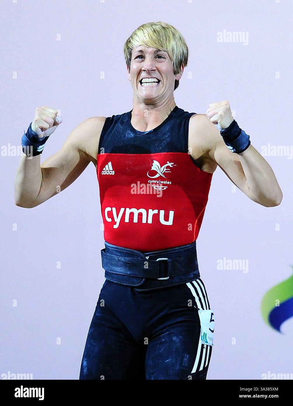 27 luglio 2014 - Glasgow, Scozia, Regno Unito - Michaela Breeze (WAL) solleva con successo 108kg nel suo primo tentativo di pulizia e scherzo nel sollevamento pesi femminile al Clyde Auditorium ai XX Giochi del Commonwealth a Glasgow, Scozia (Credit Image: © Theo Karanikos/ZUMA Wire) Foto Stock