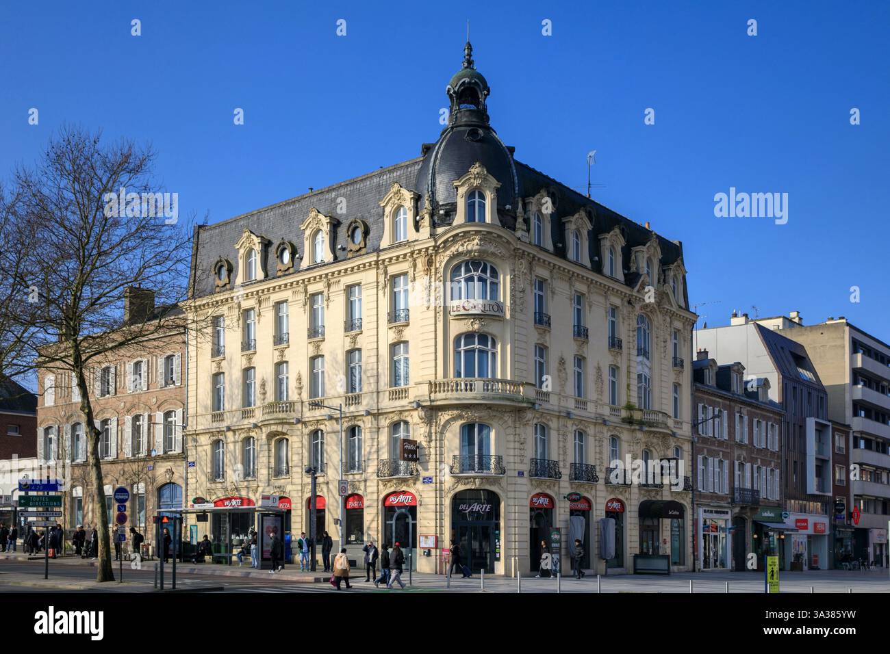 Francia, regione Hauts-de-France, dipartimento somme, Amiens, Boulevard Alphonse Ficquet e rue de Noyon, Hotel Carlton, uso non consentito per le cartoline. Credito: Gilles Targat/Photo12 Foto Stock