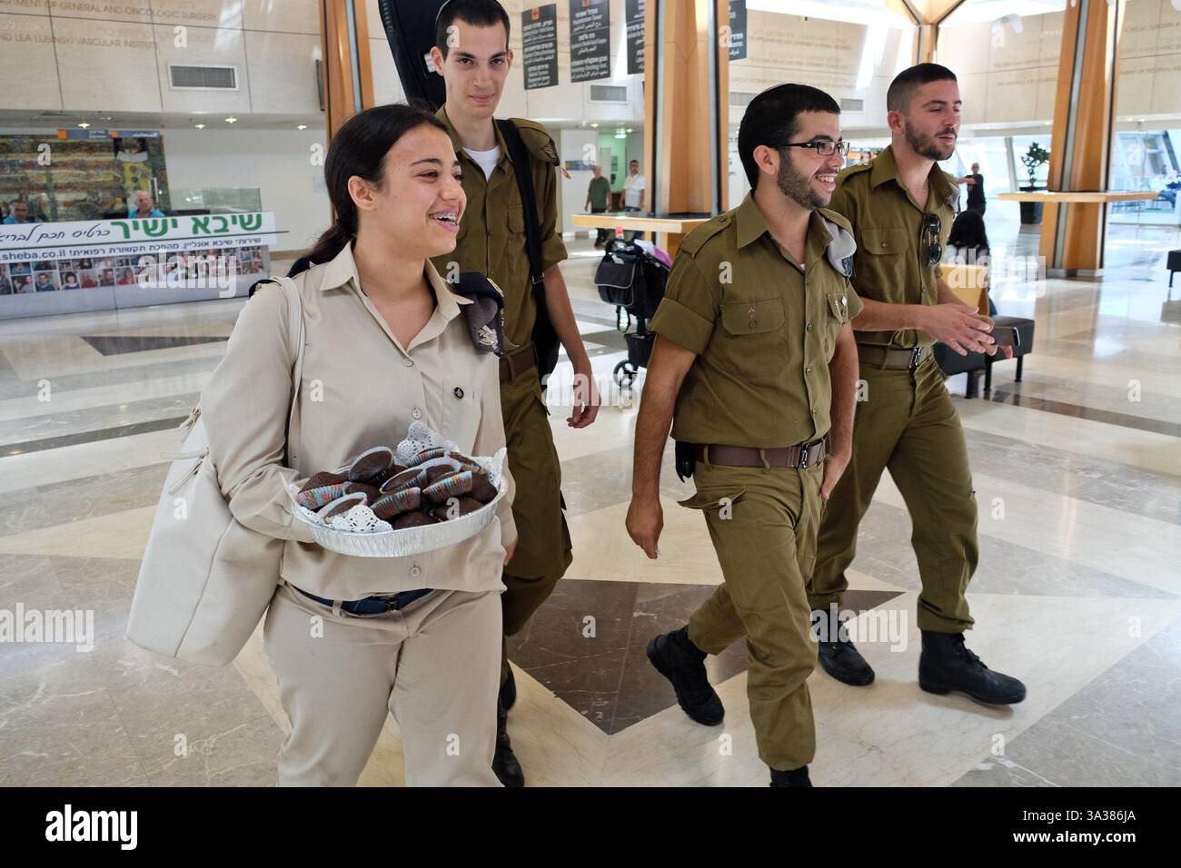 27 luglio 2014 - Ramat Gan, Israele - centinaia di volontari si recano al Sheba Medical Center per mostrare il loro sostegno ai soldati IDF feriti nella Striscia di Gaza. La popolazione israeliana sta dimostrando grande sostegno ai suoi militari e ai suoi leader politici impegnati nell'operazione bordo protettivo contro il terrorismo di Hamas nella Striscia di Gaza. (Immagine di credito: © Nir Alon/ZUMA Wire) Foto Stock