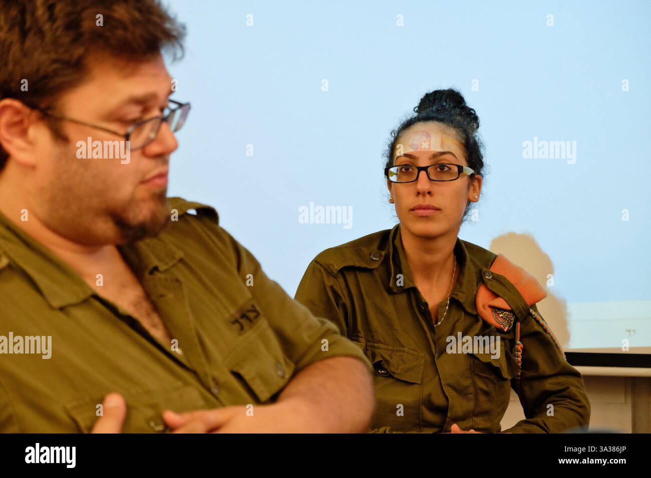 27 luglio 2014 - Ashkelon, Israele - i soldati regolari (R) lavorano a fianco dei soldati di riserva (L) presso il quartier generale del Distretto di Lachish del comando del fronte interno ad Ashkelon, responsabile di un'area con una popolazione di oltre 600.000. Nei venti giorni dell'operazione Protective Edge 680 sono stati lanciati da Hamas a Gaza contro civili israeliani in questo distretto. (Immagine di credito: © Nir Alon/ZUMA Wire) Foto Stock