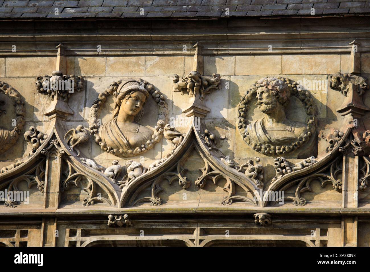Francia, regione Hauts-de-France, dipartimento somme, Amiens, Maison du Bailliage, precedentemente nota come Malmaison, dipartimento affari finanziari, facciata rinascimentale, busti, scultore Matthieu Laigniel non utilizzare cartoline. Credito: Gilles Targat/Photo12 Foto Stock